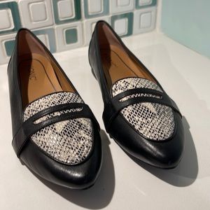 Vionic Black Snake Savannah Boa Leather Pointed Toe Slip On Loafer in size 9.5